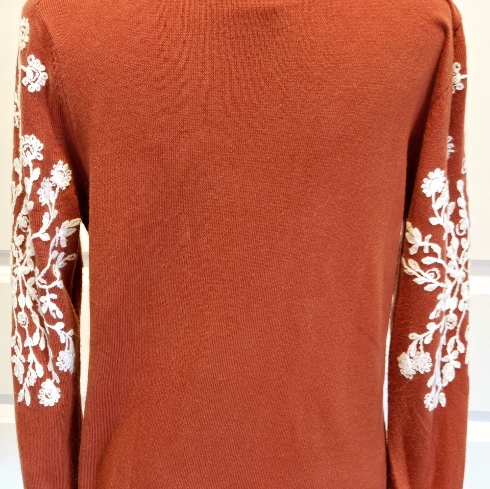 RAIN & ROSE Scoop Neck Light Weight Sweater w/ Embroidered Floral Design sz Sm - Picture 7 of 8